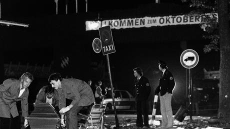 Vor 40 Jahren erschütterte ein rechtsextremistisch Mmotivierter Anschlag auf das Oktoberfest die Nation So sah der Tatort nach dem Attentat aus. Am 26. September 1980 starben dort 13 Menschen. 