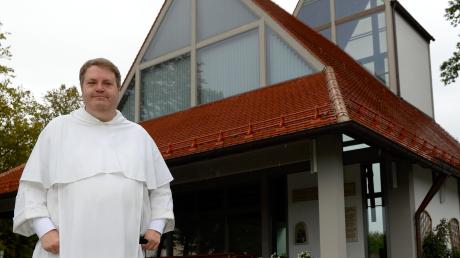 Pater Wolfram Hoyer vor der Autobahnkapelle Adelsried. Er starb Ende Juli bei einem tragischen Unfall auf der A8 bei Sulzemoos.