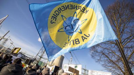 Wie hier an Silvester 2019 vor dem Atomkraftwerk Philippsburg wird der Verein Nuklearia am Sonntag auch in Gundremmingen für den Erhalt der Kernkraftwerke in Deutschland demonstrieren.