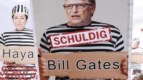 Demonstranten in Berlin: Sie glauben, dass es eine gigantische Weltverschwörung gibt, angezettelt von den Eliten – wie etwa Bill Gates.