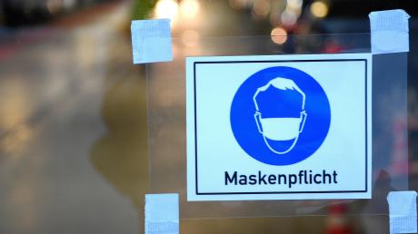 Hier herrscht Maskenpflicht! Wie erzieht man die Menschen dazu, Pandemie-Maßnahmen einzuhalten? Das wollen Forscher der Münchner Bundeswehr Universität herausfinden.  	