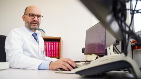 Der Pathologe Professor Dr. Bruno Märkl beschäftigt sich seit Monaten mit den Lungenveränderungen von verstorbenen Covid-19-Patienten.