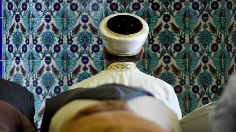 Imame sind die Vorbeter muslimischer Gemeinden. Etwa 2600 gibt es in Deutschland.  	