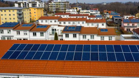 Glauber schlägt eine Photovoltaik-Pflicht für staatliche Gebäude und für Neubauten vor – hier sieht man Häuser in Kempten. 