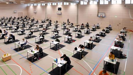So sieht es auch, wenn am Schmuttertal-Gymnasium in Diedorf alle Abirurientinnen und Abiturienten gleichzeitig zur Prüfung antreten. Wie heute, beim Deutsch-Abitur.	