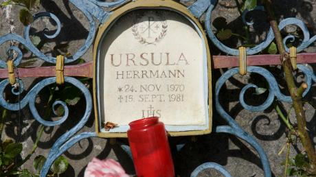 Das Grab von Ursula Herrmann in Eching am Ammersee. Dort lebte das Mädchen mit seiner Familie, bis es am ersten Schultag 1981 entführt und getötet wurde. 	