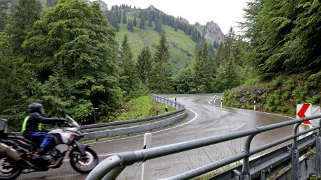 Der Riedbergpass ist bei Motorradfahrern besonders beliebt – manche nutzen ihn jedoch als Rennstrecke.