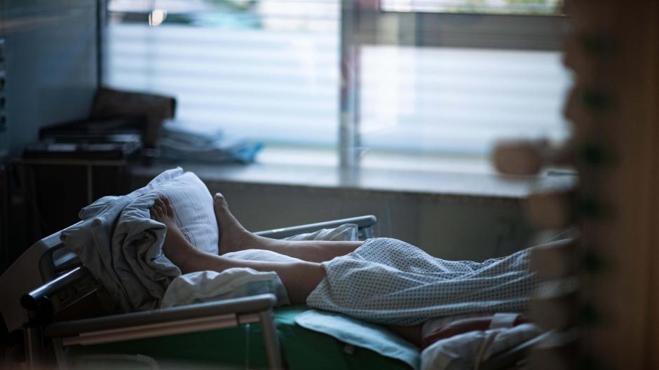 Viele Menschen liegen wochenlang allein im Krankenhaus. Denn während der Pandemie sind Besuche oft nicht erlaubt.  	