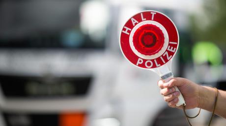 Ein Polizist hielt bei einer Verkehrskontrolle in Ursberg eine Frau an, die nicht fahren darf.