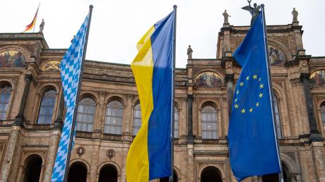 Vor dem bayerischen Landtag wehen die Bayerische, die Ukrainische und eine Europa Flagge.
