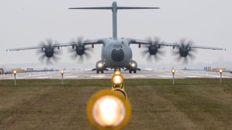 Ein Airbus-Militärtransporter A400M fährt nach der Landung über die Start- und Landebahn.