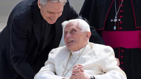 Georg Gänswein (l) und der emeritierte Papst Benedikt XVI. stehen für ein Foto zusammen.