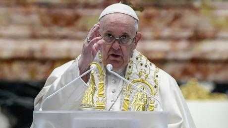 Papst Franziskus gibt den Segen Urbi et Orbi.