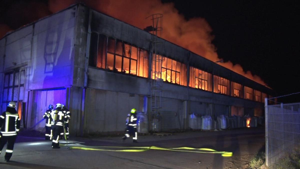 #Dingolfing-Landau: Hallenbrand in Niederbayern: 300.000 Euro Schaden