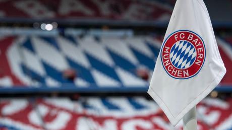 Logo des FC Bayern München in der Allianz Arena.