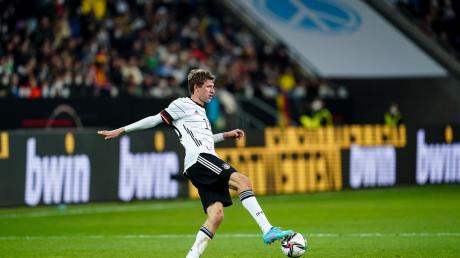 Deutschlands Thomas Müller kontrolliert den Ball.