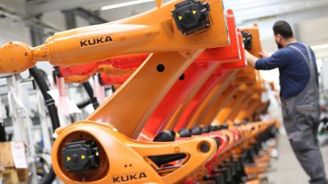 Kuka-Roboter werden in einer Produktionshalle der Kuka-Zentrale montiert.