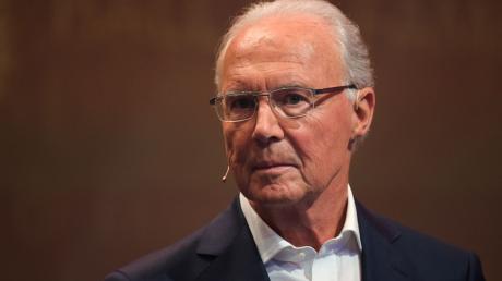 Franz Beckenbauer steht bei einer Gala auf der Bühne.