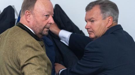 Ex-Landrat Jakob Kreidl (r) und der Ex-Bankchef Gustav Georg Bromme vor der Urteilsverkündung in 2019 in einem Sitzungssaal.