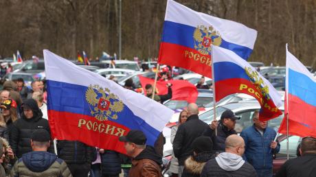 Demonstranten stehen mit russischen Fahnen auf dem Tänzelfestplatz.
