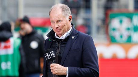 Stefan Reuter, Manager des FC Augsburg, gibt vor Spielbeginn ein Interview.