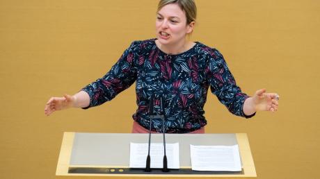 Katharina Schulze, Fraktionsvorsitzende von Bündnis 90/Die Grünen, spricht im bayerischen Landtag.