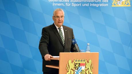 Bayerns Innenminister Joachim Herrmann (CSU) spricht bei einer Pressekonferenz.