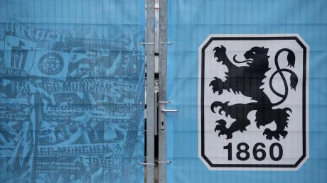 Ein verschlossenes Tor ist auf dem Trainingsgelände TSV 1860 München zu sehen.