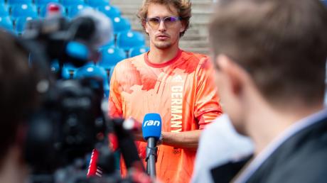 Alexander Zverev aus Deutschland nimmt an der Pressekonferenz teil.