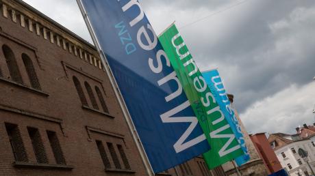 Flaggen weher vor dem Donauschwäbischen Zentralmuseum (DZM).
