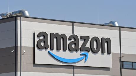 Das Logo von Amazon an der Fassade eines deutschen Versandlagers.