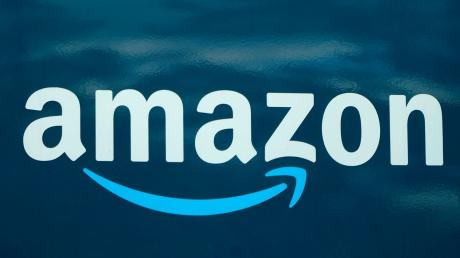 Das Logo des Versandhändlers Amazon auf einem Lieferwagen.