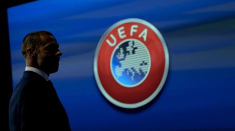 Aleksander Ceferin, UEFA-Präsident, steht bei einer Pressekonferenz vor dem Logo der UEFA.