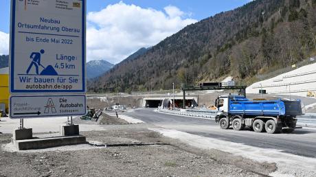 Auf der Baustelle für den Tunnel Oberau wird noch gearbeitet.