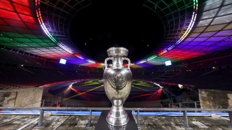 Der Siegerpokal der Fußball-Europameisterschaft 2024 (UEFA 2024) steht im Olympiastadion in Berlin.