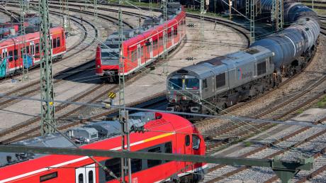 Am Hauptbahnhof Ulm fährt ein Güterzug an abgestellten Zügen der Deutschen Bahn vorbei.