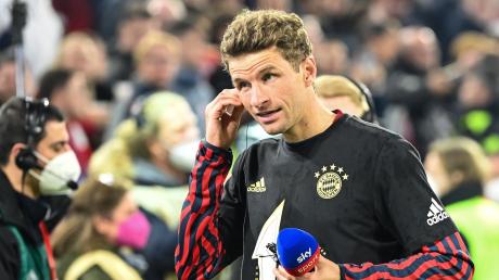 Münchens Thomas Müller geht nach dem Spiel zum Interview.