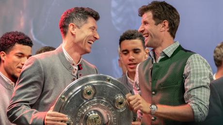 Robert Lewandowski (l) und Thomas Müller vom FC Bayern München feiern auf dem Nockherberg.