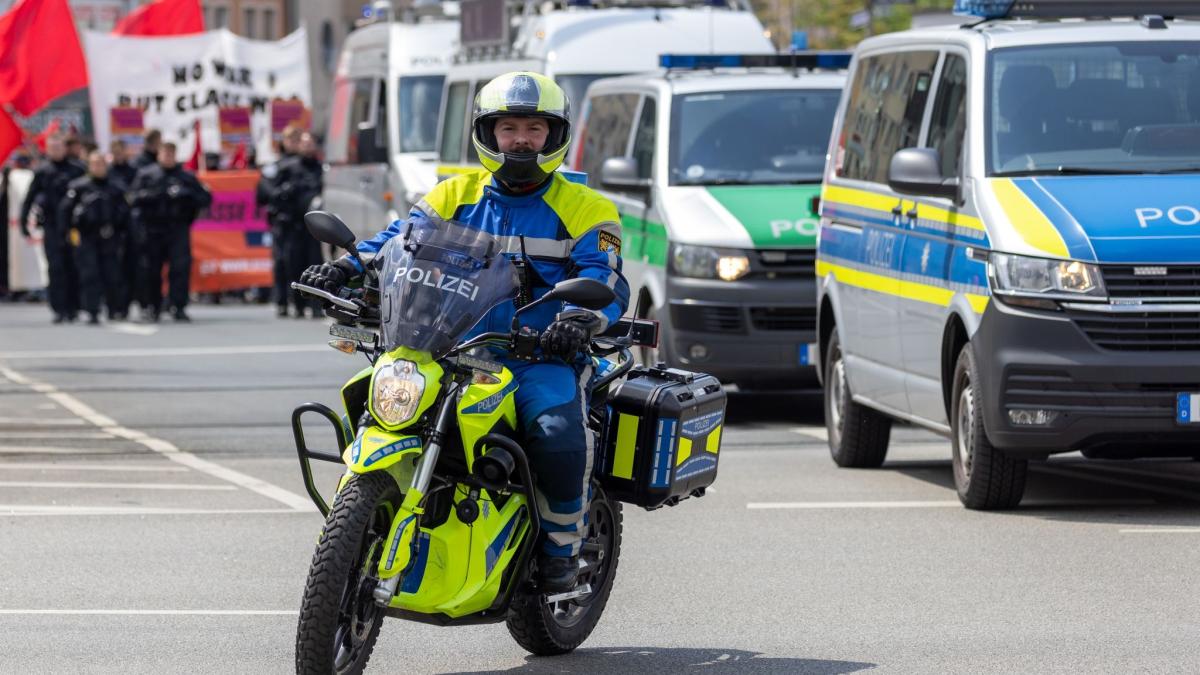 #Verkehr: „Müssen da auch mitgehen“: Polizei testet Elektromotorrad