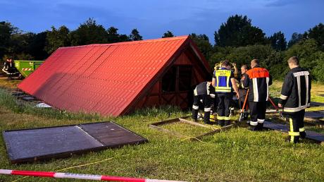 Beim Einsturz einer Holzhütte bei einem Unwetter sind 14 Menschen verletzt worden.