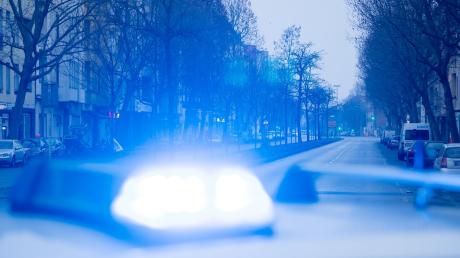 Ein Blaulicht leuchtet auf dem Dach eines Streifenwagens der Polizei.
