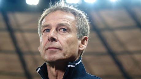 Jürgen Klinsmann steht vor Spielbeginn im Stadion.
