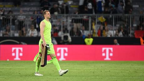 Deutschlands Torwart Manuel Neuer verlässt nach dem Spiel.