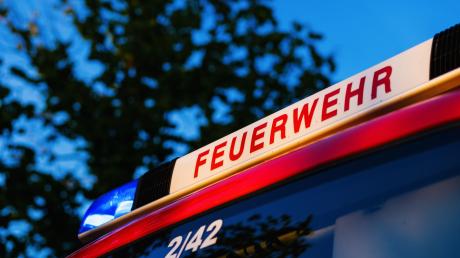 Weil am Dienstag in Alerheim ein Traktor in einen Bach kippt, müssen die Feuerwehren Alerheim, Bühl und Wörnitzostheim ausrücken.