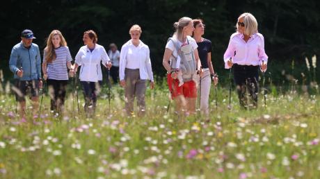 Frauen der G7-Chefs wandern um Felchensee.