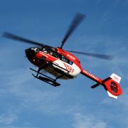 Weil sich eine Frau bei einem Sturz vom Elektroroller in Oettingen das Sprunggelenk bricht, muss sie mit dem Hubschrauber in ein Krankenhaus geflogen.