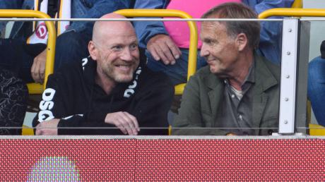 Berater Matthias Sammer (l) und Dortmunds Geschäftsführer Hans-Joachim Watzke sitzen auf der Tribüne.