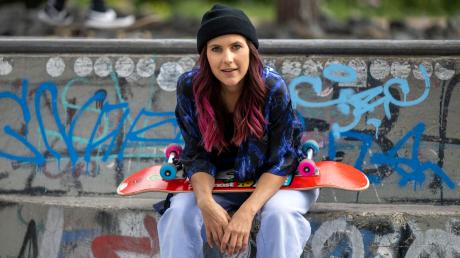 Elisabeth Furtwängler sitzt mit ihrem Skateboard im Berliner Skatepark Gleisdreieck.