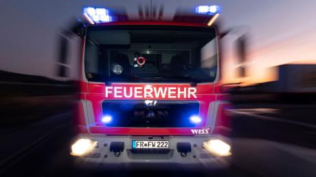 Zur Bergung des Pkw und Sperrung der Straße mussten 18 Einsatzkräfte der Feuerwehren Oettingen, Schopflohe und Fremdingen ausrücken. 