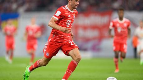 Thomas Müller spielt den Ball.